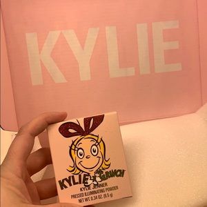 BRAND NEW! KYLIE X GRINCH illuminating powder